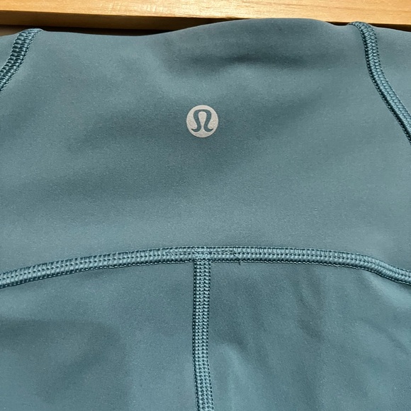 Lululemon Leggings with Mesh 21” Crop in Desert Teal, Size 6 - Picture 4 of 7